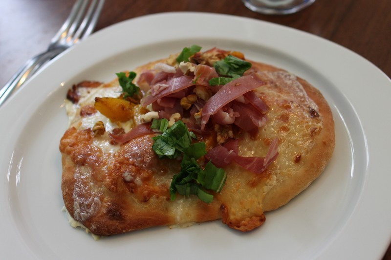 Mini pizza jambon cru, potiron et roquette