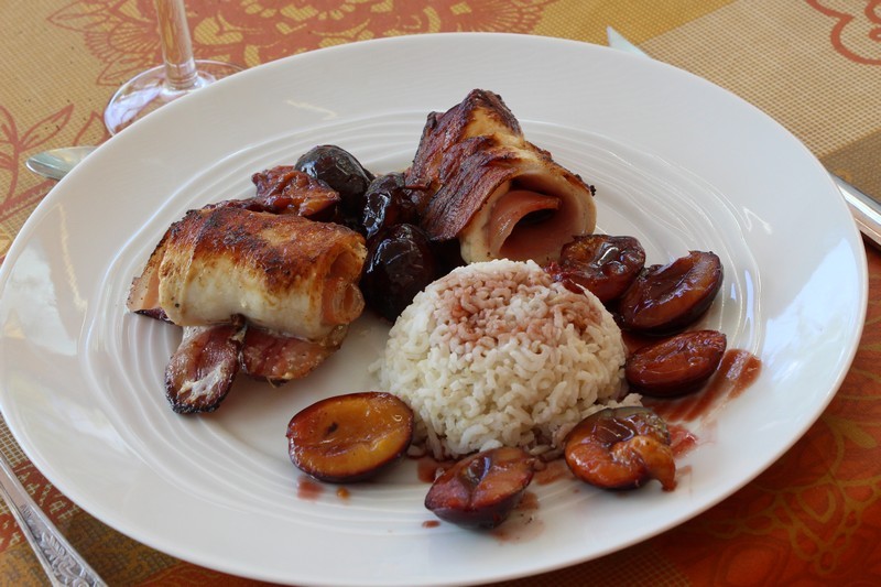 Rouleaux de poulet sur lit de quetsches